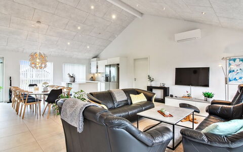 Edgar - 1.5Km from the Sea: Interior Design, Divano, Soffitto, Mobilia, Legna, Pavimentazione, Soggiorno, Pavimento, Casa, Illuminazione