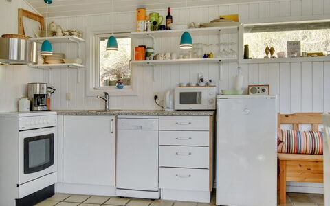 Abbie - 10M from the Sea: Cucina, Elettrodomestico Da Cucina, Controsoffitto, Apparecchio Major, Interior Design, Legna, Pavimentazione, Mobilia, Cabinetry, Lavandino Della Cucina