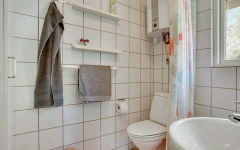 Abbie - 10M from the Sea: Parete, Bagno, Pavimentazione, Idraulico Fixture, Interior Design, Pavimento, Gabinetto, Toilet Seat, Idraulico, Piastrella