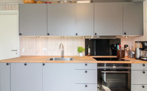 Marino - 480M from the Sea: Cucina, Elettrodomestico Da Cucina, Controsoffitto, Pavimentazione, Cabinetry, Legna, Interior Design, Mobilia, Lavandino Della Cucina, Apparecchio Major