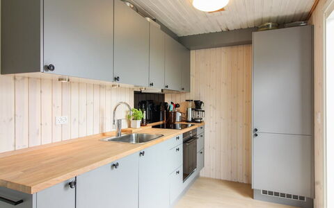 Marino - 480M from the Sea: Cucina, Controsoffitto, Legna, Elettrodomestico Da Cucina, Cabinetry, Pavimentazione, Interior Design, Mobilia, Lavandino Della Cucina, Lavello