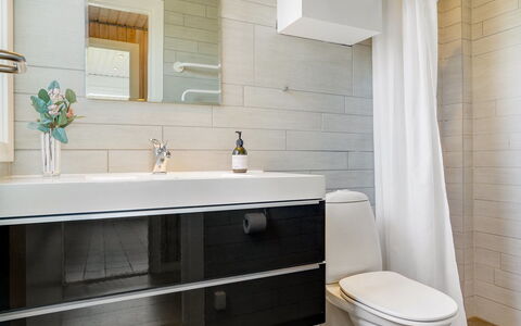 Marino - 480M from the Sea: Bagno, Toilet Seat, Idraulico Fixture, Pavimentazione, Gabinetto, Interior Design, Mobiletto Del Bagno, Pavimento, Lavello, Lavandino Del Bagno