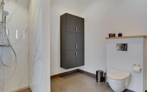 Amitola - 700M from the Sea: Pavimentazione, Interior Design, Pavimento, Parete, Idraulico Fixture, Bagno, Gabinetto, Idraulico, Illuminazione, Piastrella