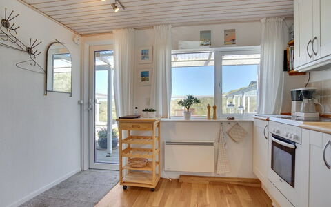 Ecaterina - 100M from the Sea: Pavimentazione, Interior Design, Legna, Pavimento, Cucina, Mobilia, Soffitto, Apparecchio Major, Pavimento In Legno, Elettrodomestico Da Cucina