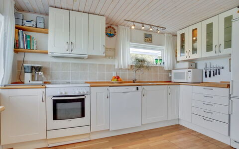 Ecaterina - 100M from the Sea: Cucina, Elettrodomestico Da Cucina, Controsoffitto, Pavimentazione, Apparecchio Major, Legna, Cabinetry, Interior Design, Pavimento, Elettrodomestico