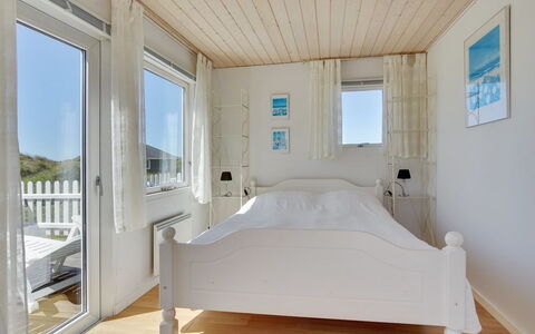 Ecaterina - 100M from the Sea: Camera Da Letto, Letto, Legna, Mobilia, Pavimento, Interior Design, Lenzuolo, Soffitto, Bedding, Pavimentazione