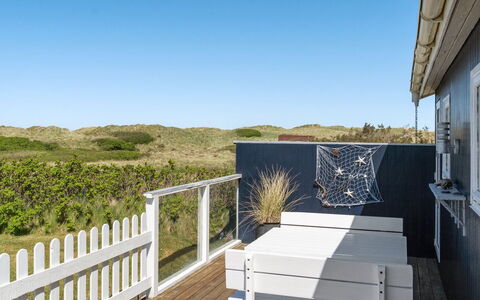 Ecaterina - 100M from the Sea: Legna, Casa, Portico, Deck, Balcone, Latifoglie, Plank, Recinzione, Corrimano, Color Legno