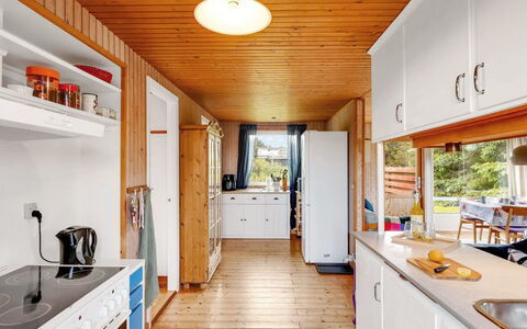 Jule - 600M from the Sea: Legna, Pavimentazione, Interior Design, Cucina, Pavimento, Soffitto, Mobilia, Color Legno, Latifoglie, Pavimento In Legno