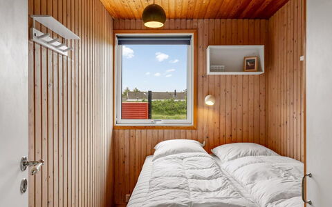 Jule - 600M from the Sea: Legna, Color Legno, Latifoglie, Plank, Camera Da Letto, Design, Illuminazione Diurna, Letto, Bedding, Compensato