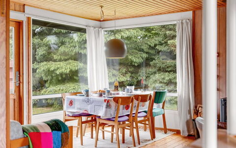 Jule - 600M from the Sea: Mobilia, Interior Design, Pavimentazione, Sedia, Legna, Tavolo, Pavimento, Sala Da Pranzo, Soffitto, Cucina & Sala Da Pranzo Tavolo