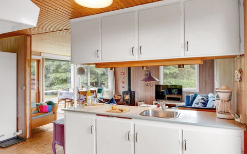 Jule - 600M from the Sea: Cucina, Controsoffitto, Elettrodomestico Da Cucina, Interior Design, Mobilia, Apparecchio Major, Legna, Pavimentazione, Cabinetry, Soffitto