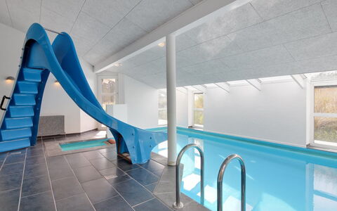 Marlie - 600M from the Sea: Mobilia, Interior Design, Sedia, Pavimentazione, Tavolo, Ricorrere, Pavimento, Soffitto, Camera, Eco Hotel