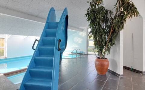 Marlie - 600M from the Sea: Mobilia, Interior Design, Sedia, Pavimentazione, Tavolo, Ricorrere, Pavimento, Soffitto, Camera, Eco Hotel