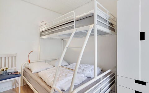 Meglena - 50M from the Sea: Pavimento, Camera Da Letto, Pavimentazione, Letto, Interior Design, Bedding, Mobilia, Letto A Castello, Lenzuolo, Pavimento In Legno