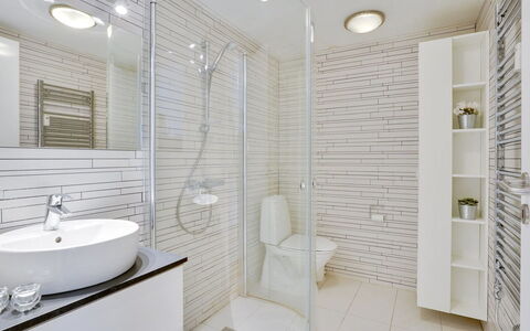 Meglena - 50M from the Sea: Bagno, Idraulico Fixture, Parete, Interior Design, Pavimentazione, Lavandino Del Bagno, Pavimento, Soffitto, Idraulico, Lavello