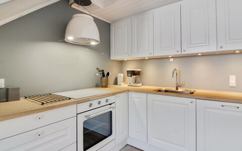Meglena - 50M from the Sea: Pavimentazione, Interior Design, Legna, Pavimento, Soffitto, Controsoffitto, Cabinetry, Illuminazione, Lampada, Cucina