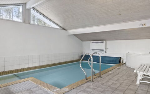 Yessica - 300M from the Sea: Mobilia, Interior Design, Sedia, Pavimentazione, Tavolo, Ricorrere, Pavimento, Soffitto, Camera, Eco Hotel