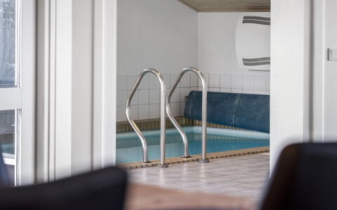 Yessica - 300M from the Sea: Mobilia, Interior Design, Sedia, Pavimentazione, Tavolo, Ricorrere, Pavimento, Soffitto, Camera, Eco Hotel