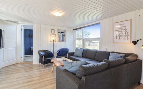 Yessica - 300M from the Sea: Mobilia, Interior Design, Sedia, Pavimentazione, Tavolo, Ricorrere, Pavimento, Soffitto, Camera, Eco Hotel