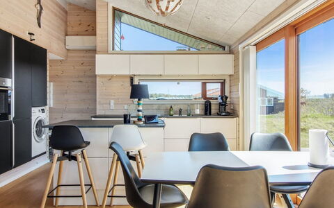 Tuire - 250M from the Sea: Pavimentazione, Legna, Interior Design, Soffitto, Pavimento, Mobilia, Pavimento In Legno, Cucina & Sala Da Pranzo Tavolo, Lampada, Cucina