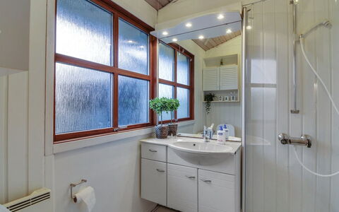 Essie - 250M from the Sea: Idraulico Fixture, Interior Design, Lavello, Bagno, Soffitto, Pavimentazione, Rubinetto, Lavandino Del Bagno, Mobiletto Del Bagno, Pavimento