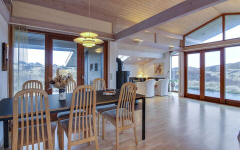Essie - 250M from the Sea: Legna, Interior Design, Pavimentazione, Soffitto, Mobilia, Pavimento In Legno, Pavimento, Lampada, Sedia, Sala Da Pranzo