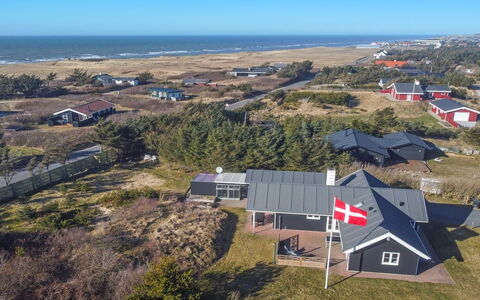 Tilda - 275M from the Sea: Tetto, Casa, Porta, Villetta, Shade, Raccordo, Cortile, Estate, Backyard