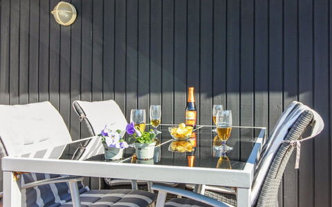 Tilda - 275M from the Sea: Tetto, Casa, Porta, Villetta, Shade, Raccordo, Cortile, Estate, Backyard