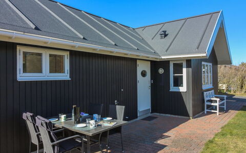 Tilda - 275M from the Sea: Tetto, Casa, Porta, Villetta, Shade, Raccordo, Cortile, Estate, Backyard