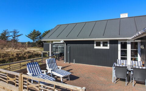 Tilda - 275M from the Sea: Tetto, Casa, Porta, Villetta, Shade, Raccordo, Cortile, Estate, Backyard