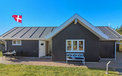 Tilda - 275M from the Sea: Tetto, Casa, Porta, Villetta, Shade, Raccordo, Cortile, Estate, Backyard