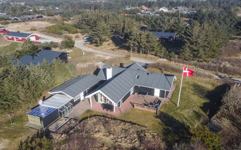 Tilda - 275M from the Sea: Tetto, Casa, Porta, Villetta, Shade, Raccordo, Cortile, Estate, Backyard