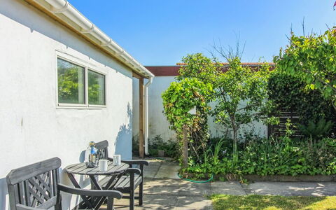 Evangelina - 350M from the Sea: Arbusto, Giardino, Shade, Cortile, Landscaping, Backyard, Passerella, Mobili Da Esterno, Cortile, Pianta Della Casa