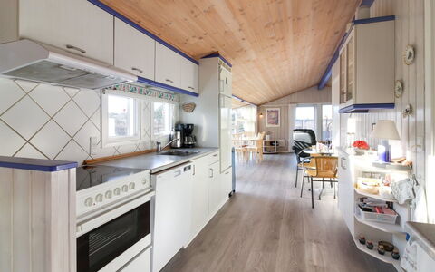 Engelbrecht - 400M from the Sea: Legna, Soffitto, Interior Design, Mobilia, Casa, Pavimento In Legno, Latifoglie, Sedia, Cucina, Controsoffitto