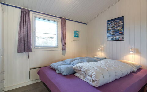 Engelbrecht - 400M from the Sea: Legna, Casa, Camera Da Letto, Porta, Latifoglie, Letto, Color Legno, Bedding, Telaio Del Letto