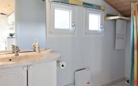 Engelbrecht - 400M from the Sea: Idraulico Fixture, Interior Design, Pavimentazione, Idraulico, Pavimento, Rubinetto, Soffitto, Camera, Bagno, Lavello