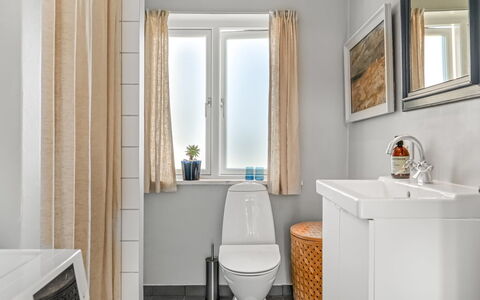 Bruse - 125M from the Sea: Parete, Toilet Seat, Interior Design, Pavimentazione, Gabinetto, Idraulico Fixture, Pavimento, Bagno, Lavello, Idraulico
