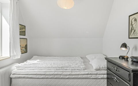 Bruse - 125M from the Sea: Camera Da Letto, Pavimentazione, Pavimento, Biancheria, Bedding, Interior Design, Lenzuolo, Letto, Mobilia, Telaio Del Letto