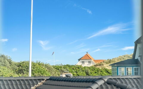 Bruse - 125M from the Sea: Cielo, Blu, Giorno, Tetto, Pole, Luce Del Sole, Pendenza, Illuminazione Diurna, Shade