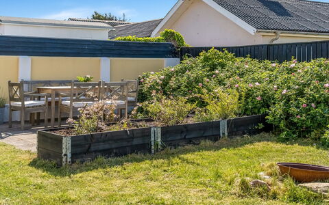 Bruse - 125M from the Sea: Arbusto, Giardino, Lotto, Tetto, Groundcover, Shade, Villetta, Backyard, Landscaping