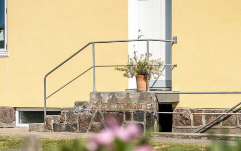 Bruse - 125M from the Sea: Le Scale, Corrimano, Materiale Composito, Colonna, Calcestruzzo, Balcone, Portico, Vaso Di Fiori, Recinzione, Pianta Della Casa