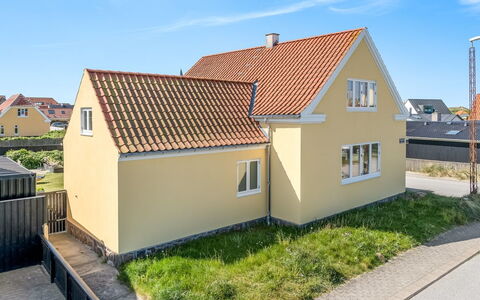 Bruse - 125M from the Sea: Costruzione, Parete, Casa, Tetto, Casa, Zona Residenziale, Architettura, Facciata, Villetta, Lotto