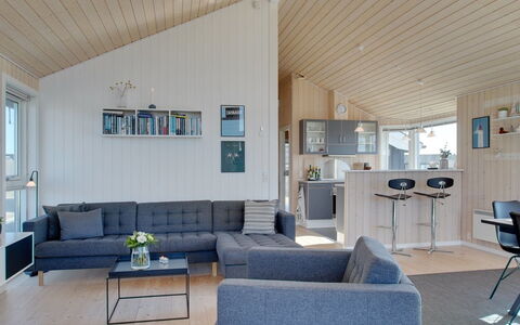 Ulf - 100M from the Sea: Legna, Interior Design, Soffitto, Mobilia, Pavimentazione, Soggiorno, Pavimento, Divano, Lampada, Casa