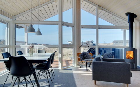 Ulf - 100M from the Sea: Legna, Soffitto, Casa, Pavimento, Villetta, Portico, Sedia, Soggiorno, Latifoglie