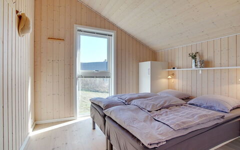 Ulf - 100M from the Sea: Legna, Casa, Soffitto, Camera Da Letto, Latifoglie, Letto, Color Legno, Bedding, Plank, Telaio Del Letto