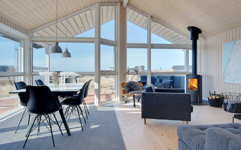 Ulf - 100M from the Sea: Legna, Soffitto, Pavimentazione, Pavimento, Casa, Villetta, Portico, Soggiorno, Latifoglie, Sedia