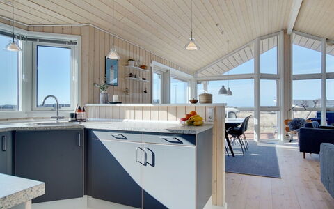 Ulf - 100M from the Sea: Casa, Soffitto, Controsoffitto, Cucina, Cabinetry, Lampada, Lavello, Cucina & Sala Da Pranzo Tavolo, Sedia, Latifoglie