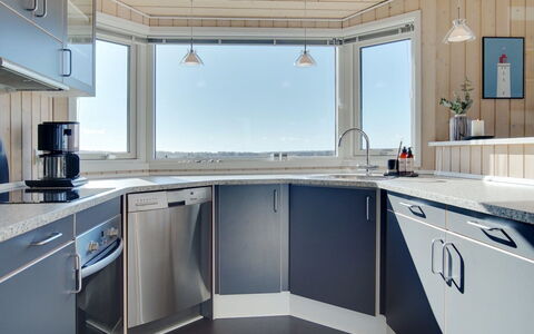 Ulf - 100M from the Sea: Soffitto, Interior Design, Pavimentazione, Cucina, Controsoffitto, Elettrodomestico Da Cucina, Cabinetry, Elettrodomestico, Lampada, Apparecchio Major