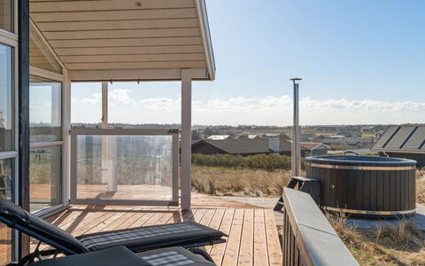 Ulf - 100M from the Sea: Legna, Pavimento, Materiale Composito, Deck, Latifoglie, Portico, Color Legno, Pavimento In Legno, Balcone, Plank