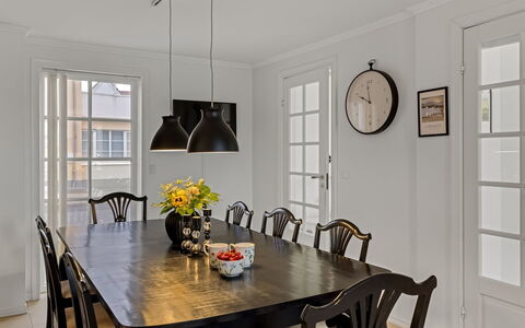 Adelina - 500M from the Sea: Mobilia, Interior Design, Pavimentazione, Legna, Lampada, Pavimento, Soffitto, Sala Da Pranzo, Tavolo, Cucina & Sala Da Pranzo Tavolo